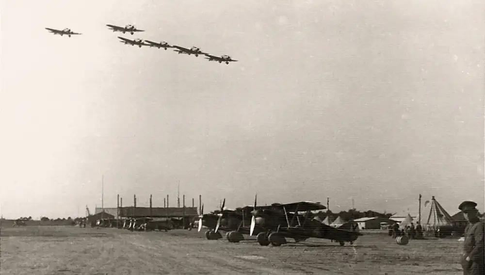 Bombarderos Savoia Marchetti 81 en vuelo en la base de Son Sant Joan, en 1938.