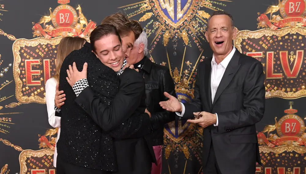 Tom Hanks junto a Austin Butler y Chaydon Jay en la premier de 'Elvis', en Australia