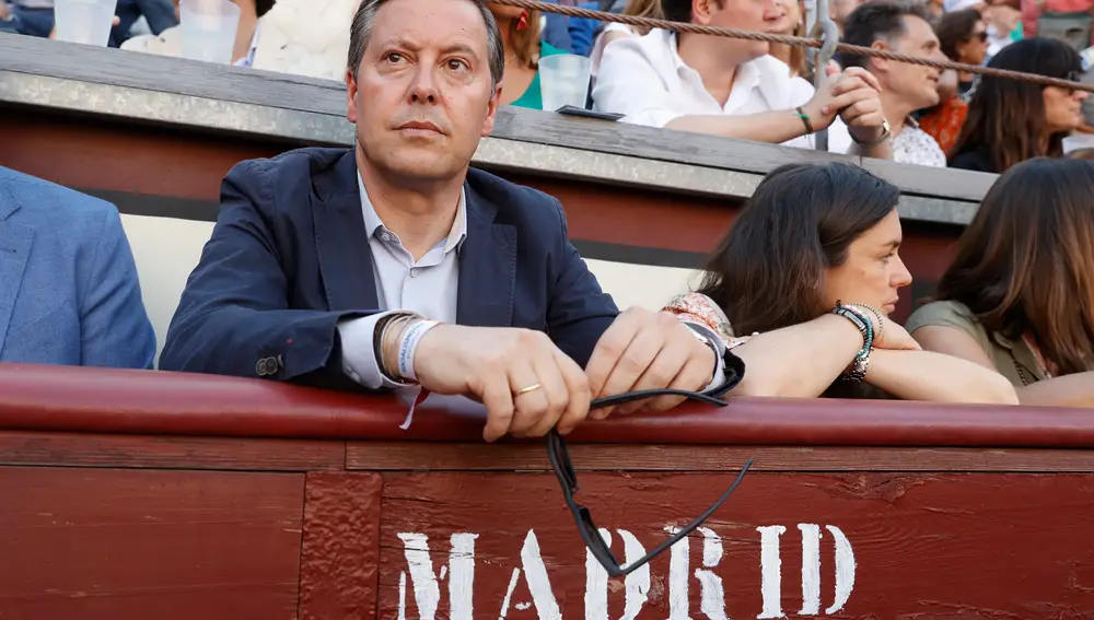 El número dos del Partido Popular madrileño,Alfonso Serrano, durante la corrida de la Feria de San Isidro celebrada este sábado en la plaza de toros de Las Ventas, en Madrid.