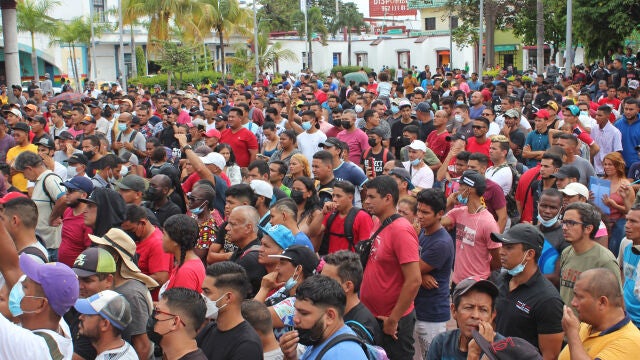 Migrantes centroamericanos marcharon el viernes para pedir libre transito y protección en la ciudad de Tapachula en Chiapas (México).