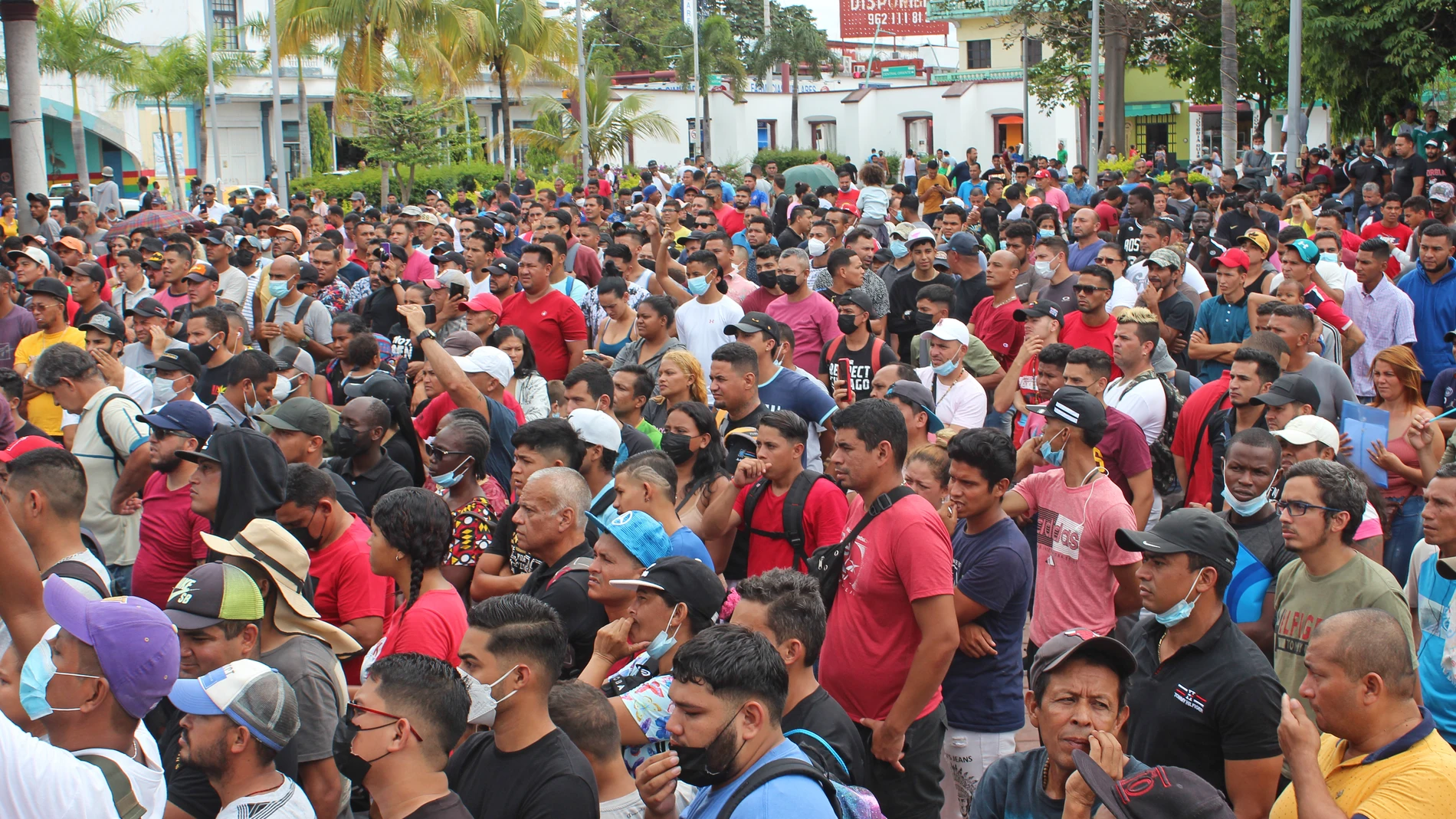 Migrantes centroamericanos marcharon el viernes para pedir libre transito y protección en la ciudad de Tapachula en Chiapas (México).