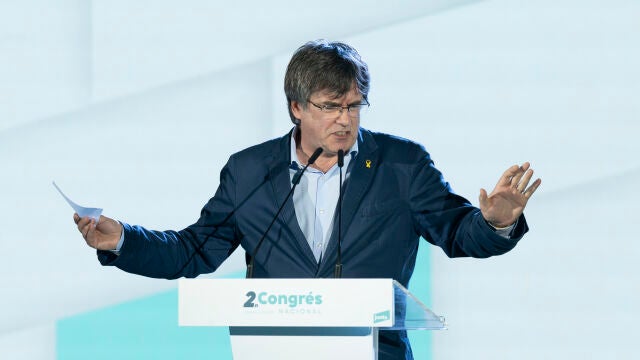 Carles Puigdemont, durante su intervención en el segundo congreso de JxCat en Argelers (Francia)