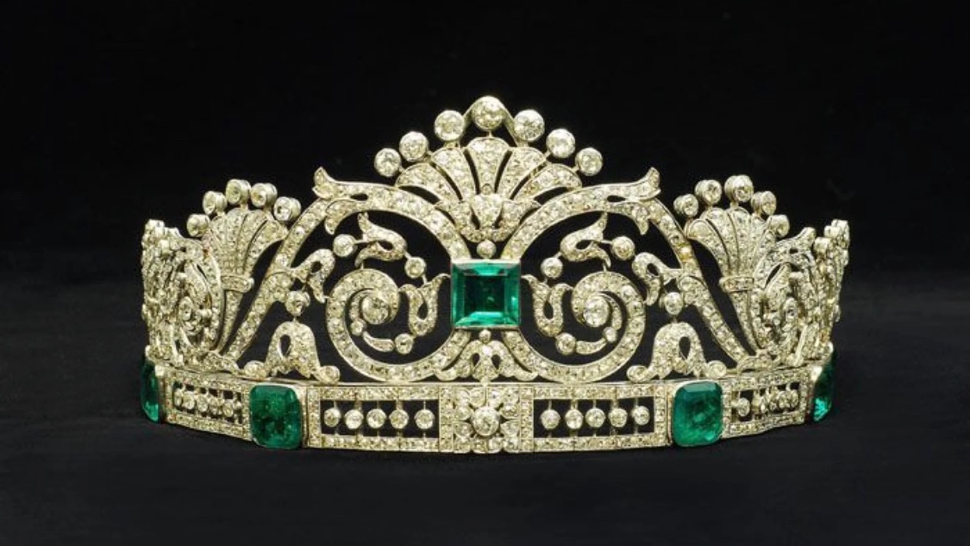 Impresionante tiara de diamantes y esmeraldas atribuida a la firma MARZO recientemente subastada por Christie´s Ginebra.