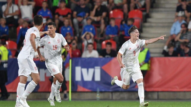 Gavi celebra su gol