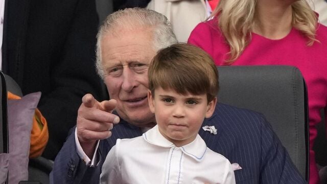 El príncipe Louis, junto a su abuelo, Carlos de Inglaterra