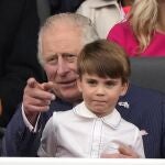 El príncipe Louis, junto a su abuelo, Carlos de Inglaterra