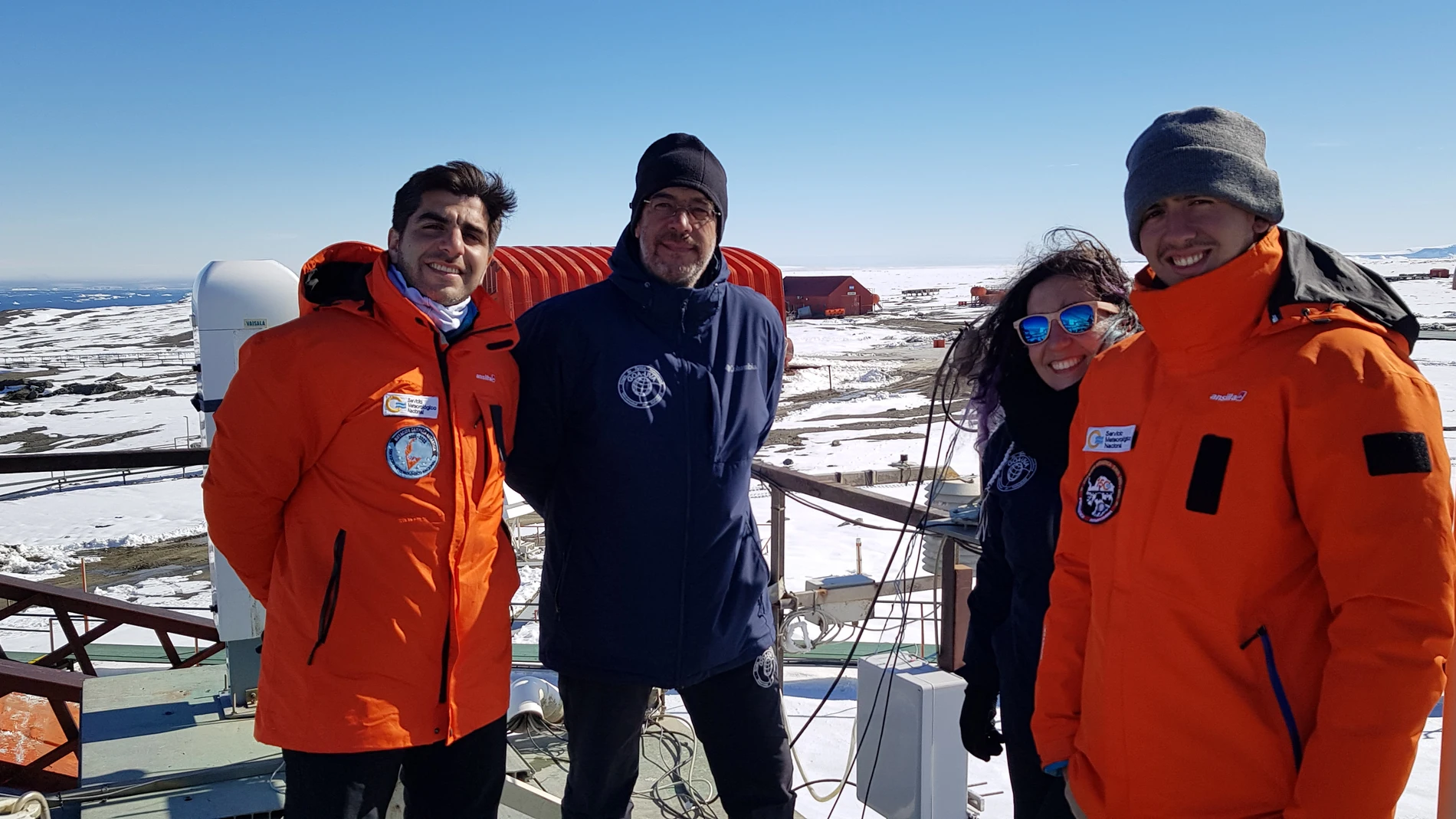 Patricia Martín y Abel Calle, investigadores del Grupo de óptica Atmosférica (GOA), junto con el personal del Servicio Meteorológico Nacional de Argentina, en la base de Marambio
