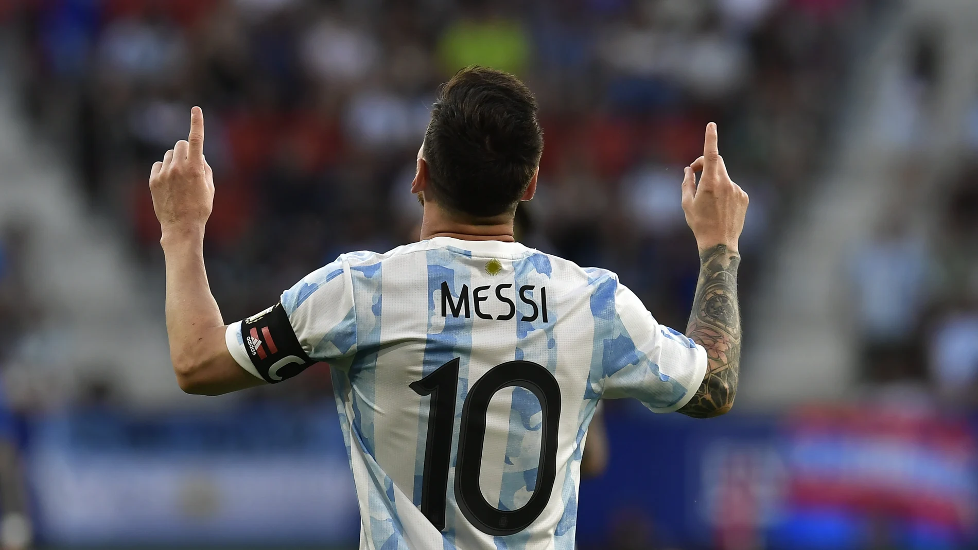 Leo Messi celebra el tercero de los cinco goles que le marcó a Estonia con Argentina