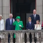 05 June 2022, United Kingdom, London: (L-R) Camilla, Duchess of Cornwall, Charles, Prince of Wales, Queen Elizabeth II, Prince George, Prince William, Duke of Cambridge, Princess Charlotte, Prince Louis, and Kate, Duchess of Cambridge, appear on the balcony of Buckingham Palace at the end of the Platinum Jubilee Pageant, on day four of the Platinum Jubilee celebrations. Photo: Jonathan Brady/PA Wire/dpa 05/06/2022 ONLY FOR USE IN SPAIN