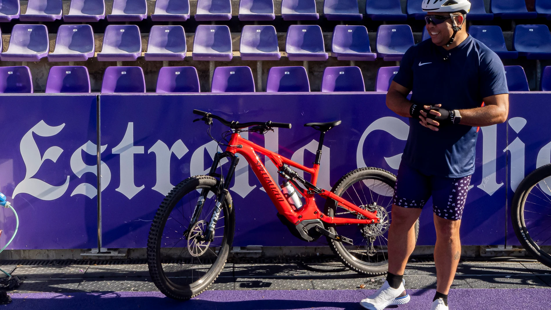 El presidente del Real Valladolid, Ronaldo Nazário, cumple la promesa que hizo si el equipo ascendía a Primera División y recorrerá el Camino de Santiago en bici eléctrica, a lo largo de 4 etapas de unos 50-60 kilómetros cada día, con salida este domingo desde Valladolid y llegada el miércoles a la catedral de Santiago de Compostela