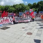 Vecinos y trabajadores de la localidad palentina de Venta de Baños se concentran este domingo por el cierre de la planta del Grupo Siro