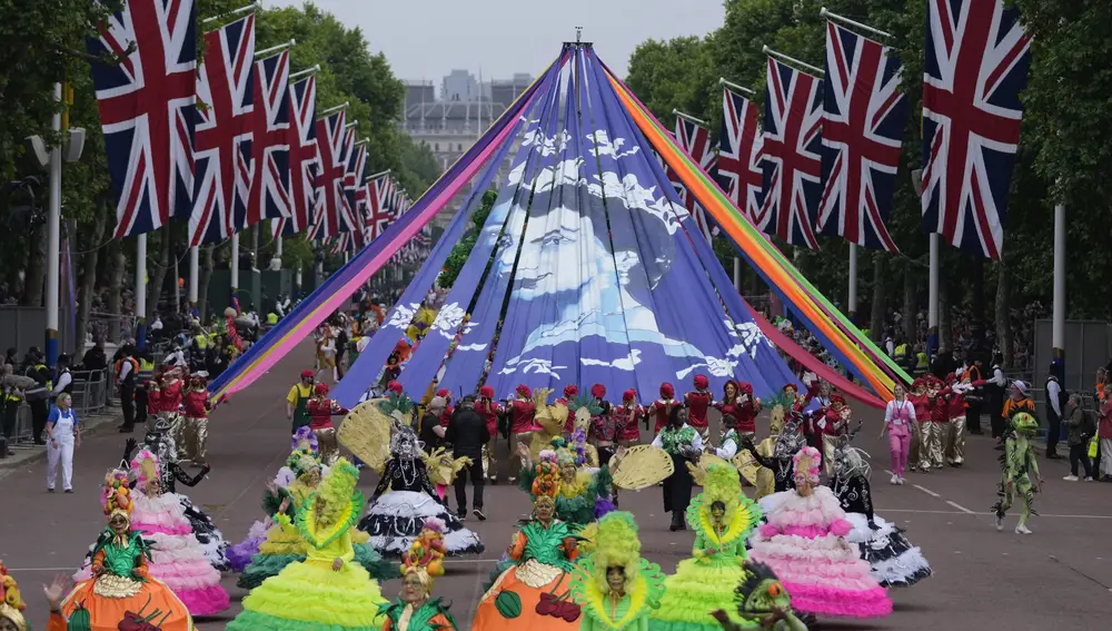 05 June 2022, United Kingdom, London: Performers parade during the Platinum Jubilee Pageant in front of Buckingham Palace, on day four of the Platinum Jubilee celebrations for Queen Elizabeth II. Photo: Frank Augstein/PA Wire/dpa 05/06/2022 ONLY FOR USE IN SPAIN