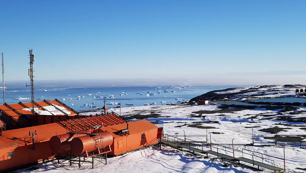 Vista de la base antártica argentina de Marambio con el mar de Weddell al fondo
