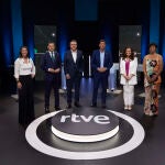 Fotografía de grupo previo al primer debate en RTVE entre los candidatos a la Presidencia de la Junta de Andalucía. Joaquín Corchero / Europa Press