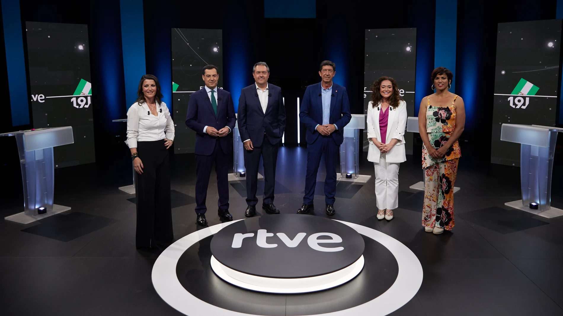 Fotografía de grupo previo al primer debate en RTVE entre los candidatos a la Presidencia de la Junta de Andalucía. Joaquín Corchero / Europa Press