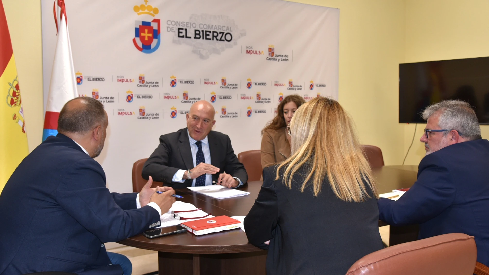 Carnero durante su encuentro con el Consejo Comarcal del Bierzo
