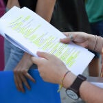 Una chica repasa los apuntes el día en que da comienzo las pruebas de acceso a la universidad del año 2022, en la Facultad de Derecho de la Universidad Complutense de Madrid, a 6 de junio de 2022, en Madrid (España). Un total de 38.220 estudiantes se enfrentan desde hoy a las pruebas de Evaluación de Acceso a la Universidad (EvAU) 2022 en la Comunidad de Madrid en las seis universidades públicas de la región. En el Distrito único de Madrid, la prueba de la EvAU se celebrará los días 6, 7, 8, 9 y 10 de junio. Con el objetivo de evitar aglomeraciones, los exámenes de las asignaturas troncales obligatorias se han desdoblado en dos días. 06 JUNIO 2022;UNIVERSIDAD;UCM;COMUNIDAD DE MADRID;EVAU;SELECTIVIDAD Gustavo Valiente / Europa Press 06/06/2022