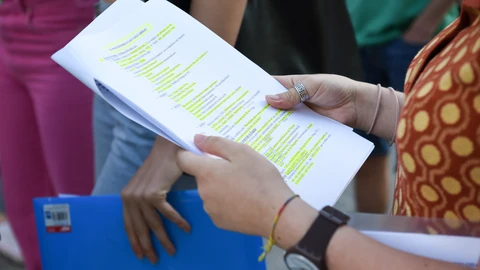 Una chica repasa los apuntes el día en que da comienzo las pruebas de acceso a la universidad del año 2022, en la Facultad de Derecho de la Universidad Complutense de Madrid, a 6 de junio de 2022, en Madrid (España). Un total de 38.220 estudiantes se enfrentan desde hoy a las pruebas de Evaluación de Acceso a la Universidad (EvAU) 2022 en la Comunidad de Madrid en las seis universidades públicas de la región. En el Distrito único de Madrid, la prueba de la EvAU se celebrará los días 6, 7, 8, 9 y 10 de junio. Con el objetivo de evitar aglomeraciones, los exámenes de las asignaturas troncales obligatorias se han desdoblado en dos días. 06 JUNIO 2022;UNIVERSIDAD;UCM;COMUNIDAD DE MADRID;EVAU;SELECTIVIDAD Gustavo Valiente / Europa Press 06/06/2022