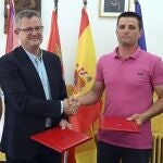 El consejero de Agricultura, Ganadería y Desarrollo Rural, Gerardo Dueñas, firma un convenio entre el Instituto Tecnológico Agrario de Castilla y León (Itacyl) y la Comunidad de Regantes del Río Aranzuelo (Burgos)
