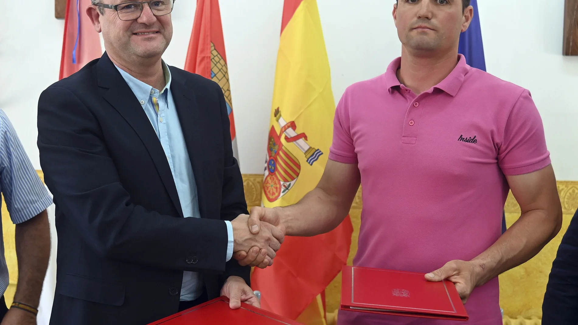 El consejero de Agricultura, Ganadería y Desarrollo Rural, Gerardo Dueñas, firma un convenio entre el Instituto Tecnológico Agrario de Castilla y León (Itacyl) y la Comunidad de Regantes del Río Aranzuelo (Burgos)