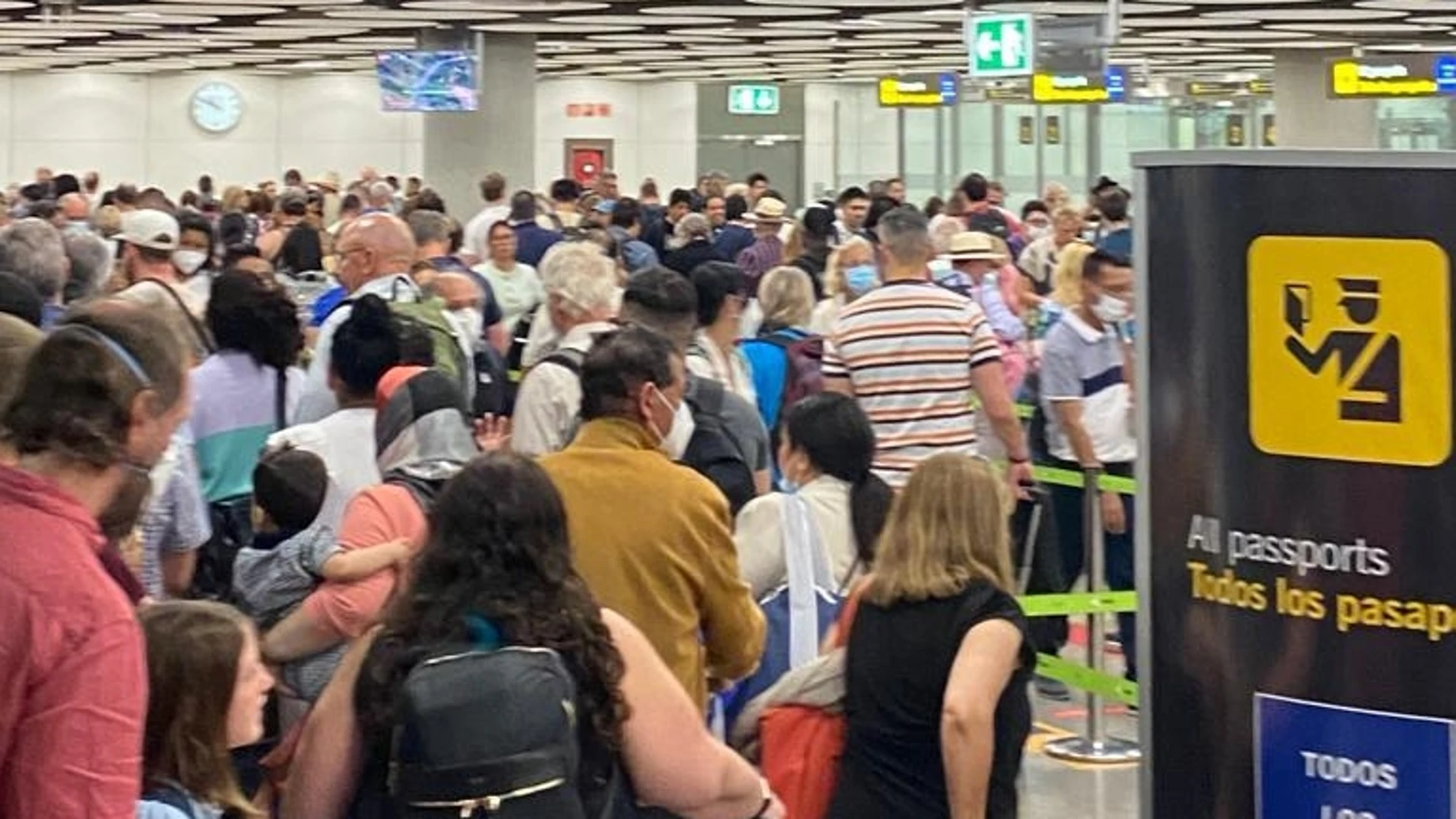 Cientos de pasajeros hacen cola hoy en un control de pasaportes del aeropuerto de Madrid-Barajas
