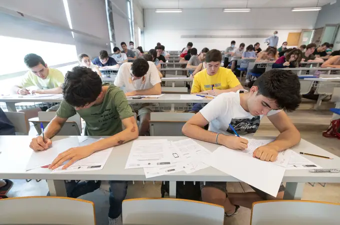 La pandemia dispara las notas de la EBAU y Bachillerato, lo que perjudica a los estudiantes que se han esforzado más