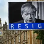 Un manifestante lleva una pancarta que pide la dimisión del primer ministro británico, Boris Johnson, el 6 de junio 2022