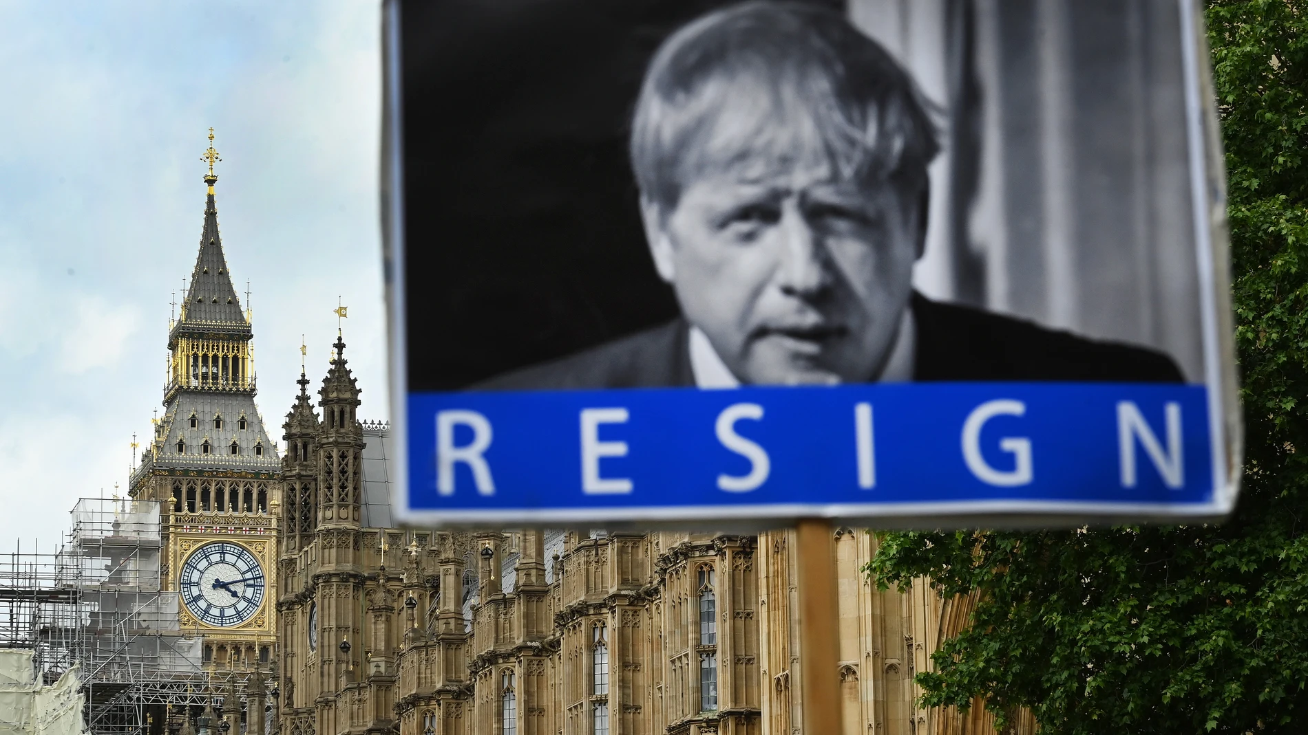 Un manifestante lleva una pancarta que pide la dimisión del primer ministro británico, Boris Johnson, el 6 de junio 2022