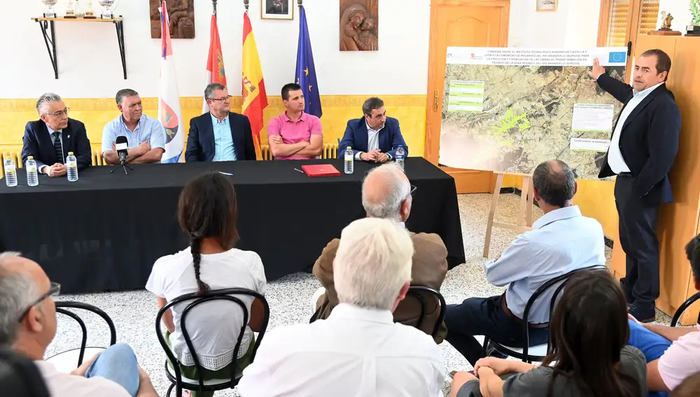 El consejero de Agricultura, Ganadería y Desarrollo Rural, Gerardo Dueñas, firma un convenio entre el Instituto Tecnológico Agrario de Castilla y León (Itacyl) y la Comunidad de Regantes del Río Aranzuelo (Burgos)