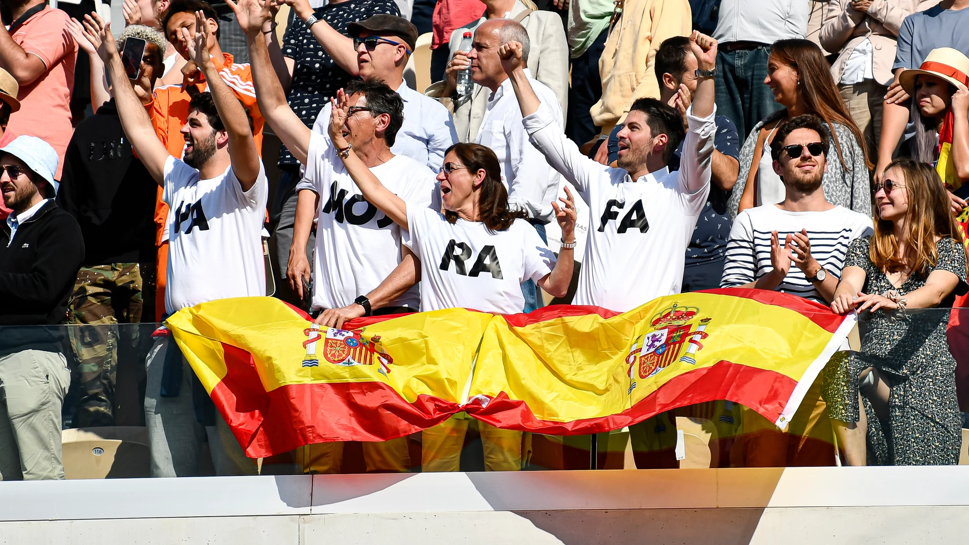 Aficionados españoles animan a Rafa Nadal en Rolando Garros