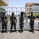 Miembros de las fuerzas de seguridad montan guardia frente al ministerio de Medio Ambiente de República Dominicana en Santo Domingo (R.Dominicana)