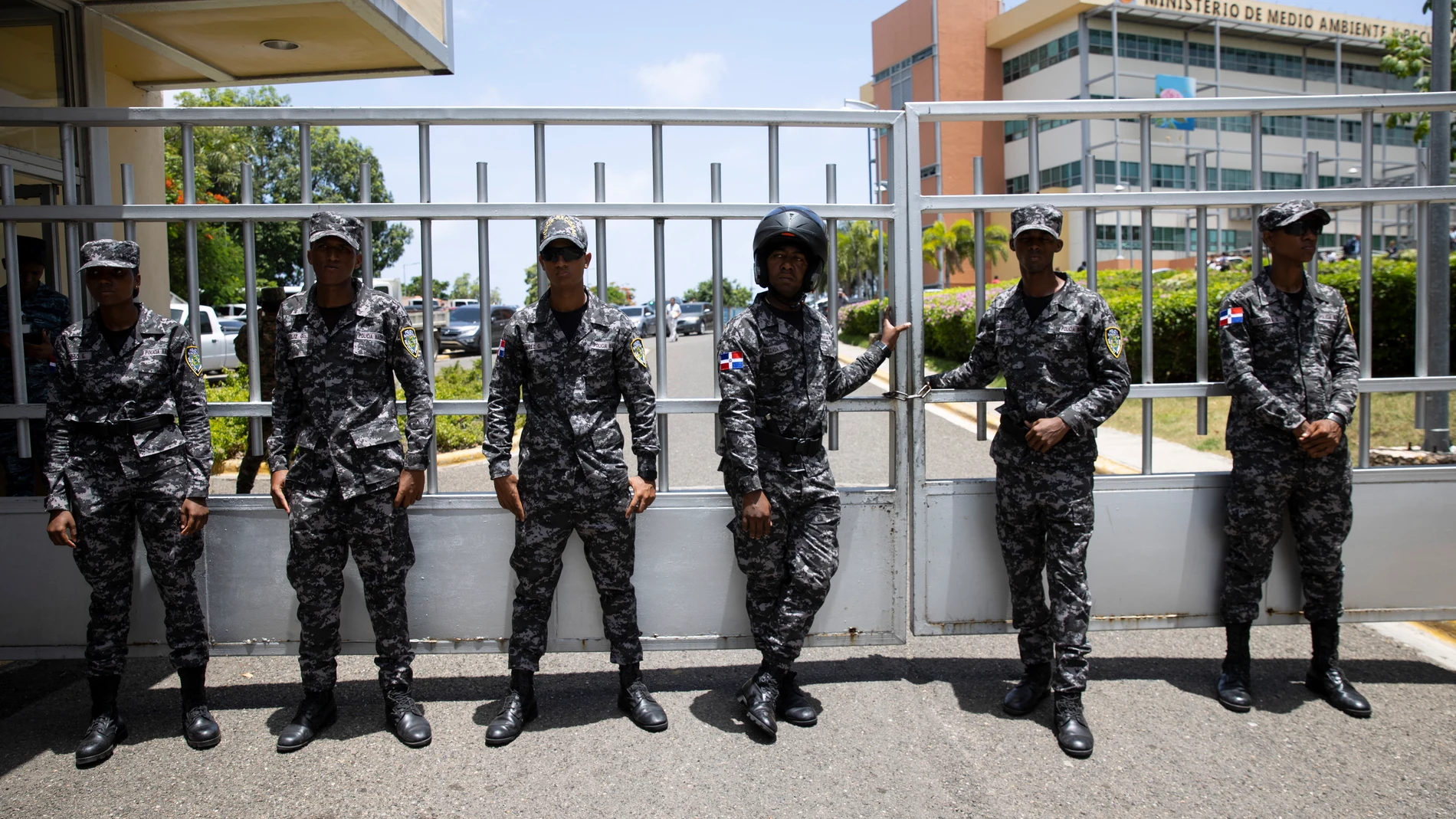 Miembros de las fuerzas de seguridad montan guardia frente al ministerio de Medio Ambiente de República Dominicana en Santo Domingo (R.Dominicana)