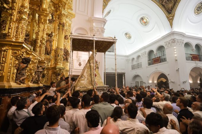 El momento del salto de la reja en una edición anterior de la romería del Rocío