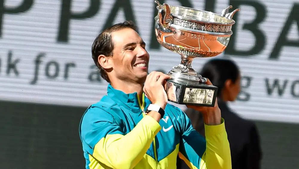 Rafa Nadal con el trofeo de Roland Garros
