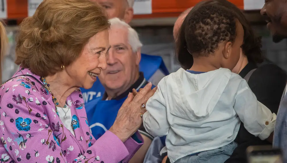 Su Majestad la reina doña Sofía, presidenta ejecutiva de la Fundación Reina Sofía, durante su visita este lunes el Banco de Alimentos de Soria