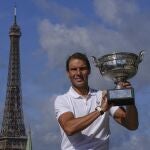 Rafael Nadal posa con su trofeo de Roland Garros junto a la Torre Eiffel en París