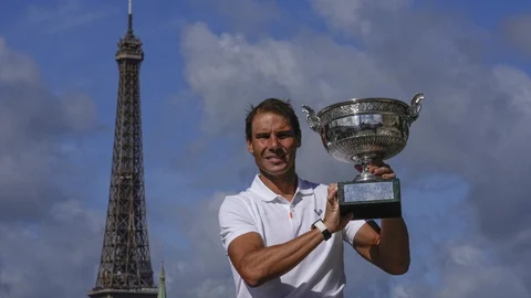 Rafael Nadal posa con su trofeo de Roland Garros junto a la Torre Eiffel en París