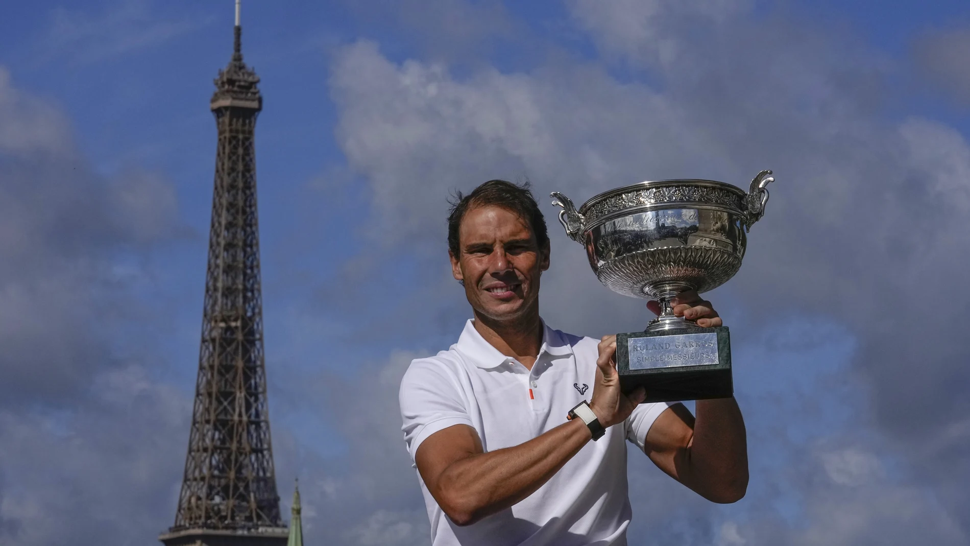 Rafael Nadal posa con su trofeo de Roland Garros junto a la Torre Eiffel en París