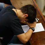 Un joven se concentra antes del inicio este lunes de la prueba Evaluación para el Acceso a la Universidad (EvAU), en la Universidad Complutense de Madrid.