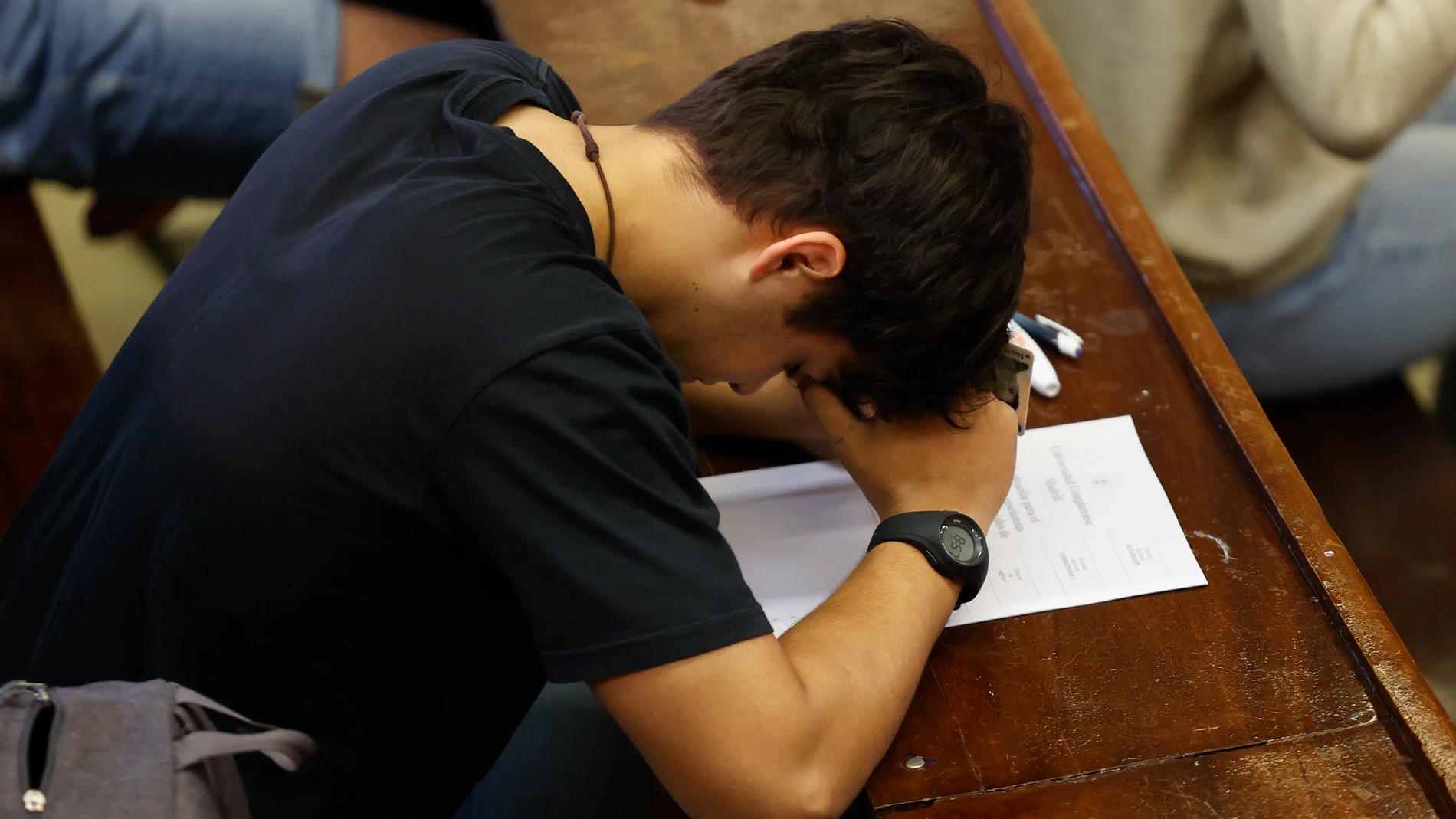 Un joven se concentra antes del inicio este lunes de la prueba Evaluación para el Acceso a la Universidad (EvAU), en la Universidad Complutense de Madrid.