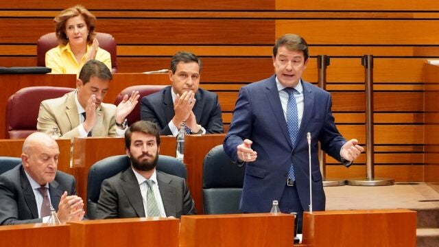 Fernández Mañueco durante su cara a cara con el socialista Luis Tudanca en el pleno