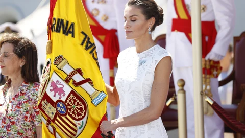 La Reina Letizia en la entrega de bandera en Cartagena.