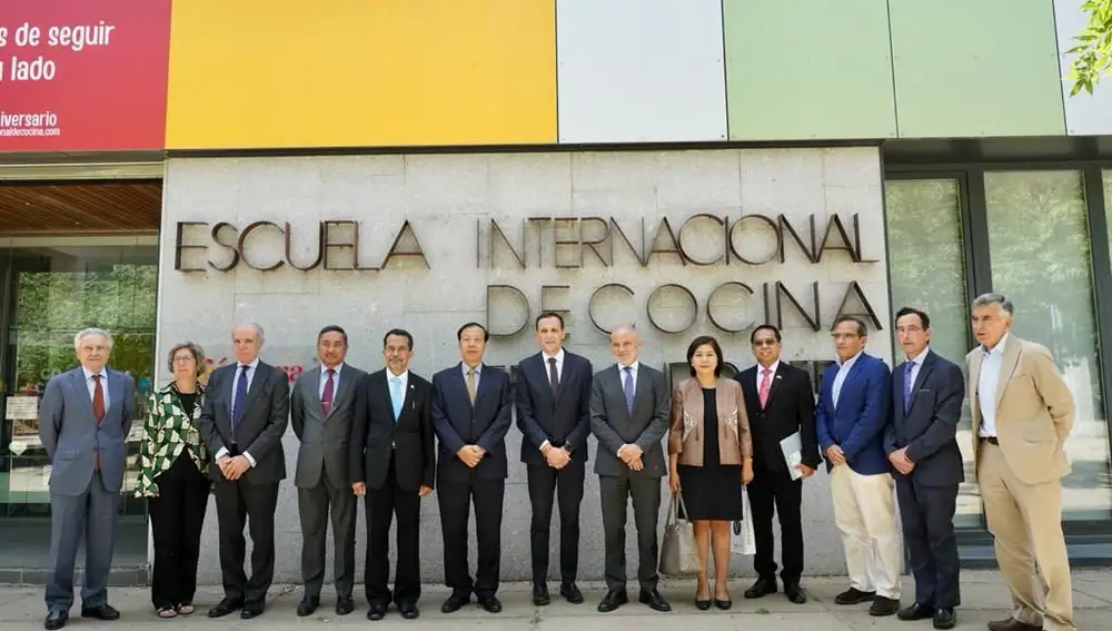 El presidente de la Diputación de Valladolid, Conrado Íscar, y el de la Cámara, Víctor Caramanzana, recibe a los embajadores asiáticos