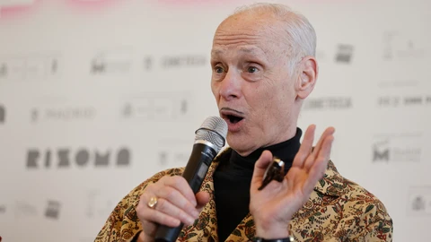 El cineasta estadounidense John Waters toma la palabra durante la presentación de Festival Rizoma 2022 en la Casa de la Panadería en Madrid, este martes. El Festival Internacional Rizoma de Cine & Cultura Entrelazada se celebra del 5 al 8 de junio. EFE/Emilio Naranjo