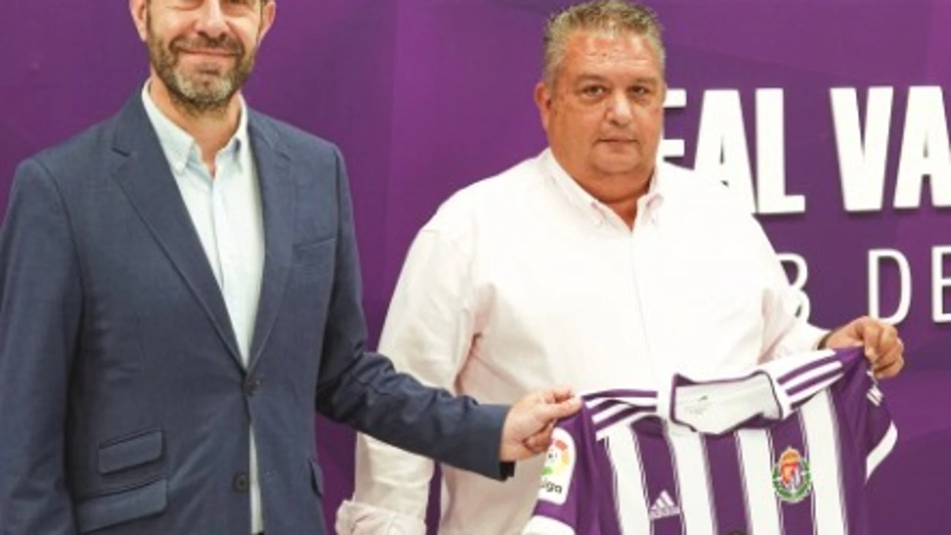 El director del Gabinete de la Presidencia del Real Valladolid, David Espinar, y el presidente del CD Villa de Simancas, Alfonso González, tras firmar el acuerdo