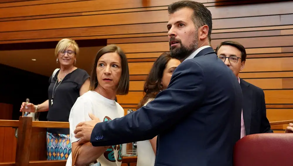 El socialista Luis Tudanca junto a la procuradora de su partido, Laura Pelegrina