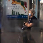 Una persona mayor espera el autobús en Lavapiés