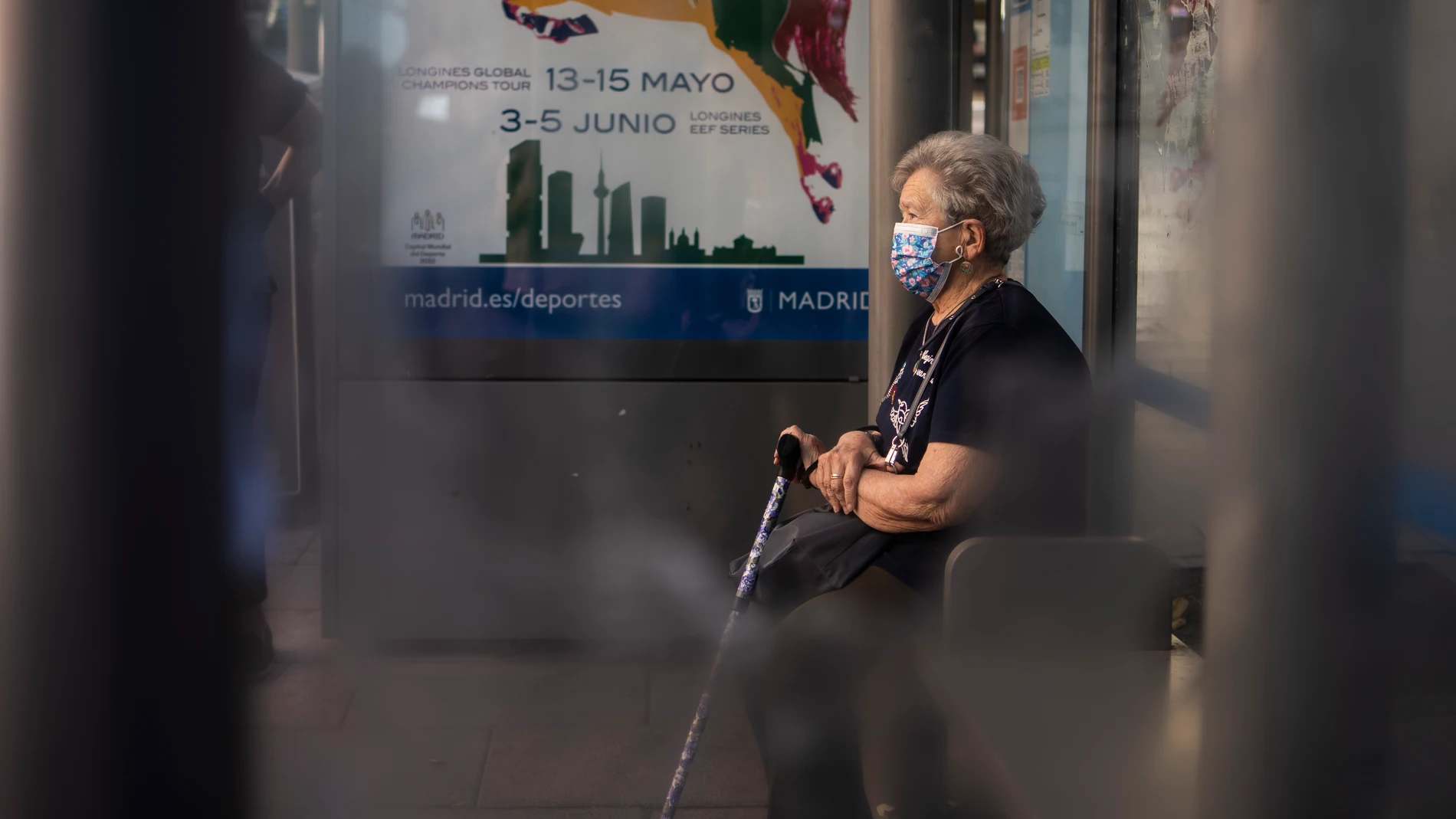 Una persona mayor espera el autobús en Lavapiés