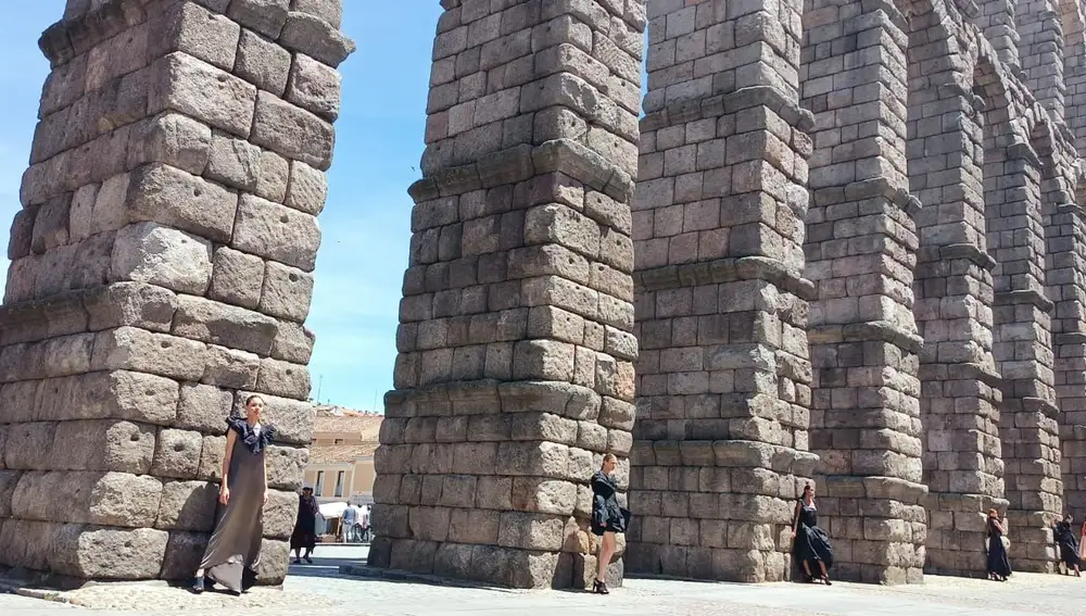 Desfile de Fely Campo en el Acueducto de Segovia