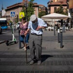 Una persona mayor en el centro de Madrid